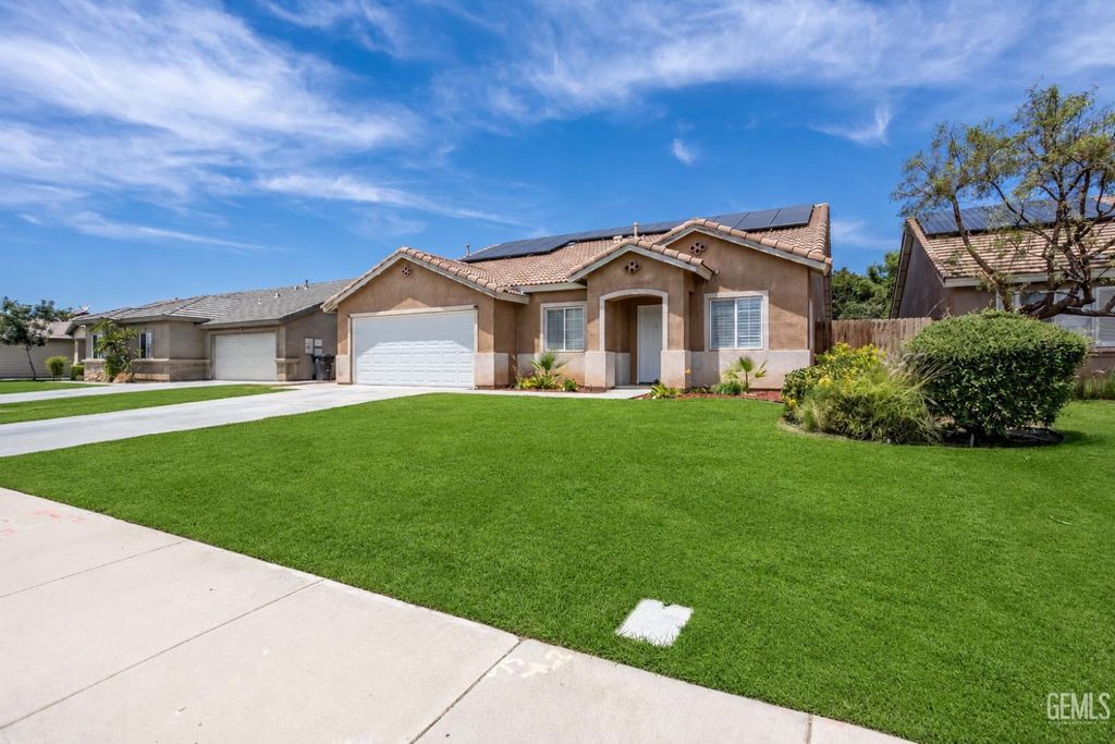 Photo of 11910 Aurora Valley Avenue, Bakersfield, CA 93312 (MLS # 202606054)