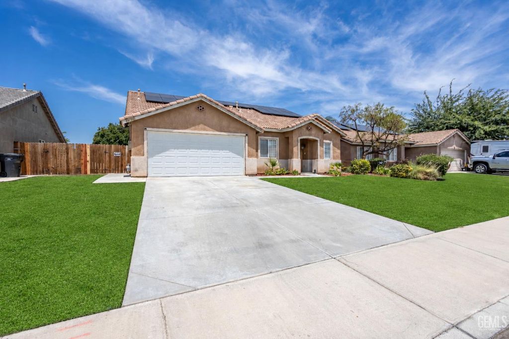 Photo of 11910 Aurora Valley Avenue, Bakersfield, CA 93312 (MLS # 202606054)