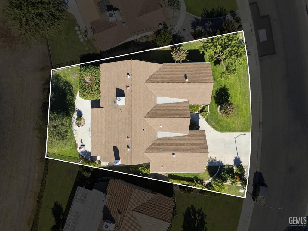 Photo of 121 Bermuda Street, Bakersfield, CA 93309 (MLS # 202609580)