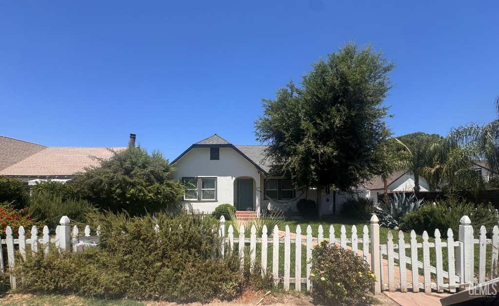 Photo of 2114 2nd Street, Bakersfield, CA 93304 (MLS # 202608446)