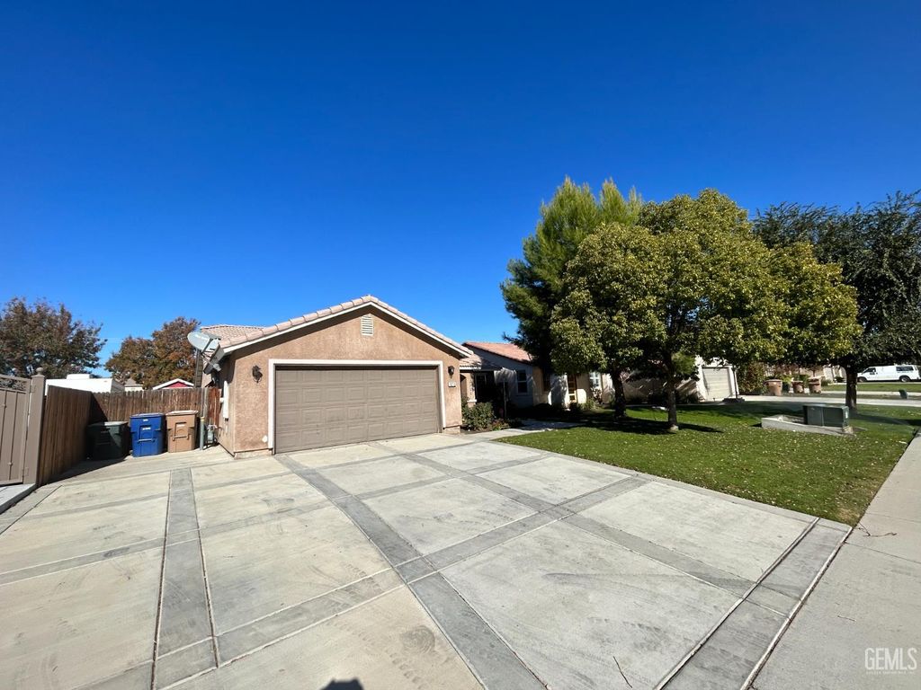 Photo of 10710 Coronado Pointe Drive, Bakersfield, CA 93311 (MLS # 202511229)