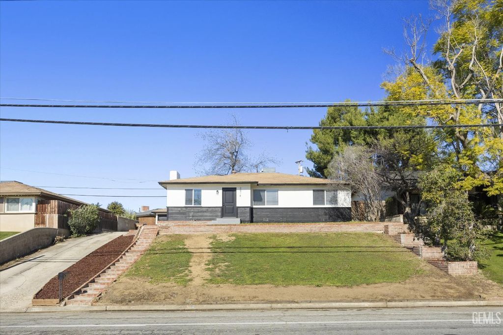 Photo of 2814 College Avenue, Bakersfield, CA 93306 (MLS # 202600666)