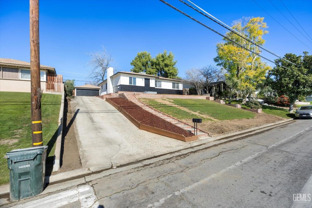 Photo of 2814 College Avenue, Bakersfield, CA 93306 (MLS # 202600666)