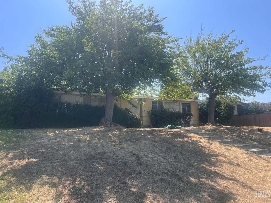 Photo of 2817 Pomona Street, Bakersfield, CA 93305 (MLS # 202604625)
