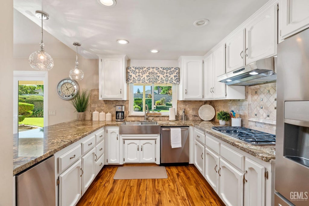 Photo of 12107 Red Rose Way, Bakersfield, CA 93312 (MLS # 202610492)