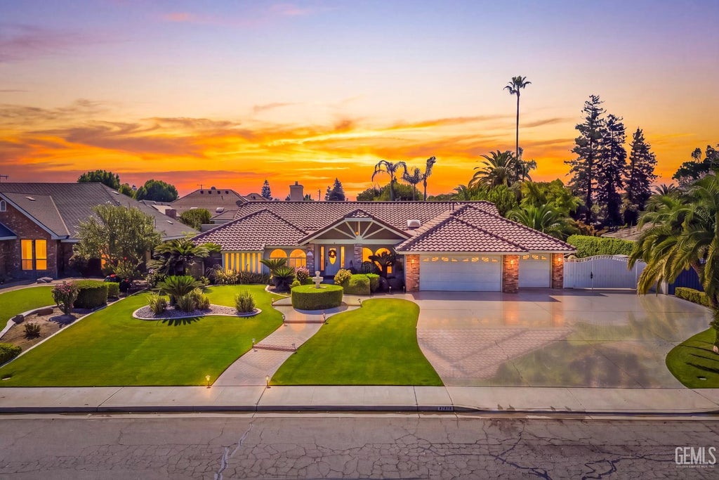 Photo of 12107 Red Rose Way, Bakersfield, CA 93312 (MLS # 202610492)