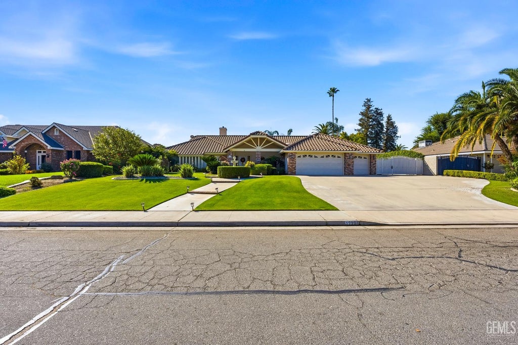 Photo of 12107 Red Rose Way, Bakersfield, CA 93312 (MLS # 202610492)