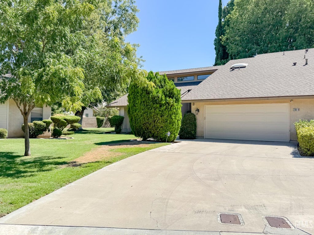 Photo of 2200 El Portal Drive #9, Bakersfield, CA 93309 (MLS # 202608149)