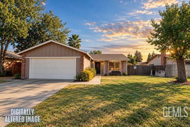 Photo of 4625 W Paradise Avenue, Visalia, CA 93277 (MLS # 202609922)