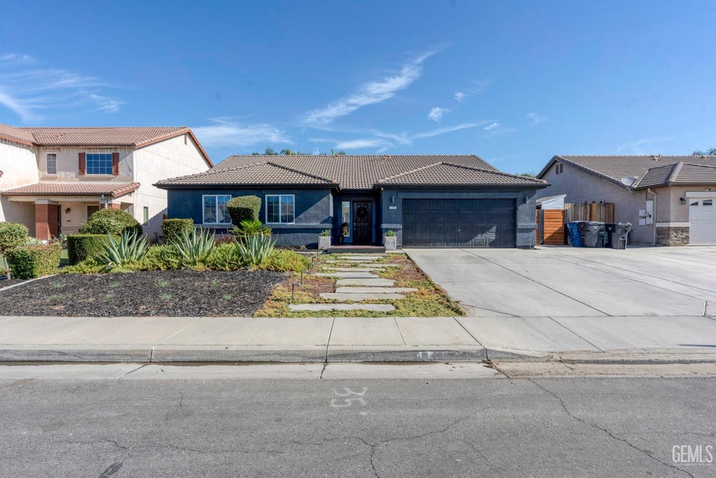Photo of 12206 Mezzadro Avenue, Bakersfield, CA 93312 (MLS # 202608726)