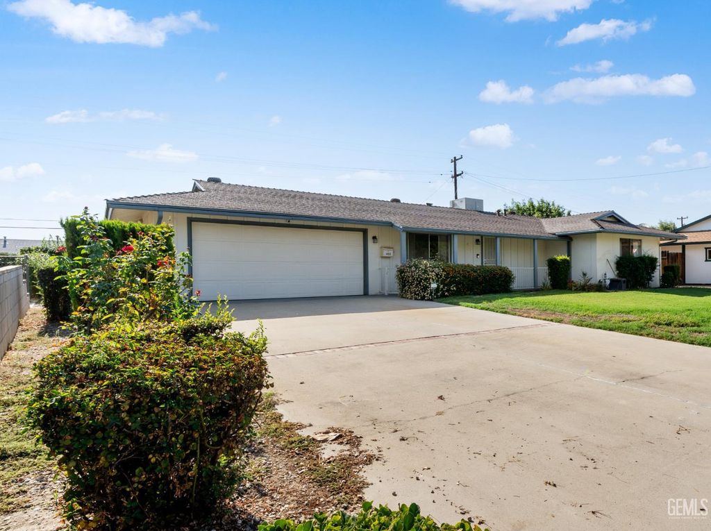 Photo of 405 Oak Fair Way, Bakersfield, CA 93309 (MLS # 202510717)