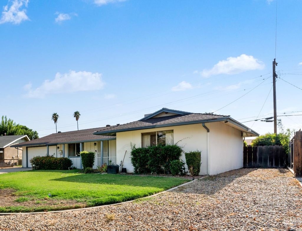 Photo of 405 Oak Fair Way, Bakersfield, CA 93309 (MLS # 202510717)