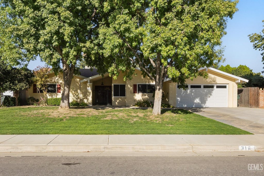 Photo of 316 Bermuda Street, Bakersfield, CA 93309 (MLS # 202609939)