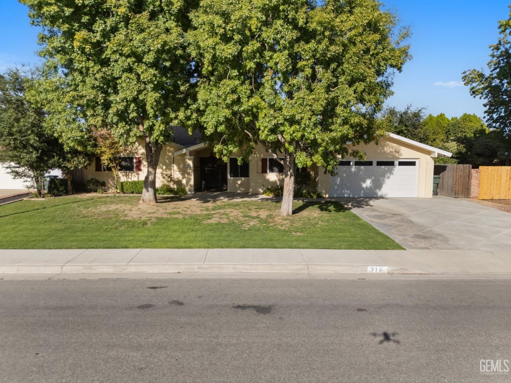 Photo of 316 Bermuda Street, Bakersfield, CA 93309 (MLS # 202609939)