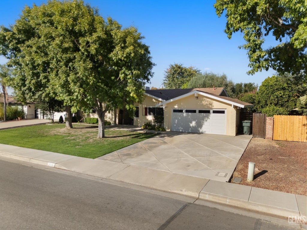 Photo of 316 Bermuda Street, Bakersfield, CA 93309 (MLS # 202609939)