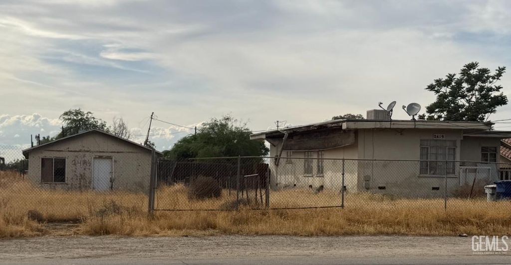 Photo of 2419 Cottonwood Road, Bakersfield, CA 93307 (MLS # 202603821)