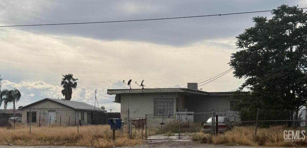 Photo of 2419 Cottonwood Road, Bakersfield, CA 93307 (MLS # 202603821)