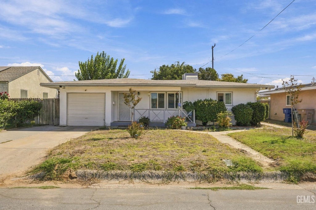 Photo of 805 Townsley Avenue, Bakersfield, CA 93304 (MLS # 202610053)