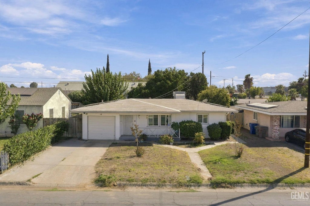 Photo of 805 Townsley Avenue, Bakersfield, CA 93304 (MLS # 202610053)