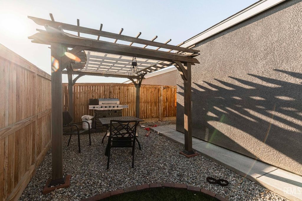Photo of 3305 Lilac View Court, Shafter, CA 93263 (MLS # 202511118)
