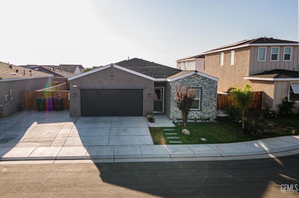 Photo of 3305 Lilac View Court, Shafter, CA 93263 (MLS # 202511118)