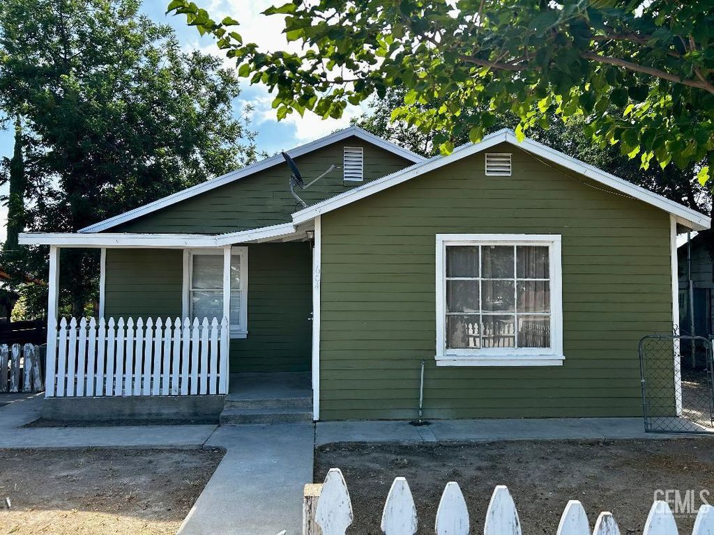 Photo of 604 Taylor Street, Taft, CA 93268 (MLS # 202604914)
