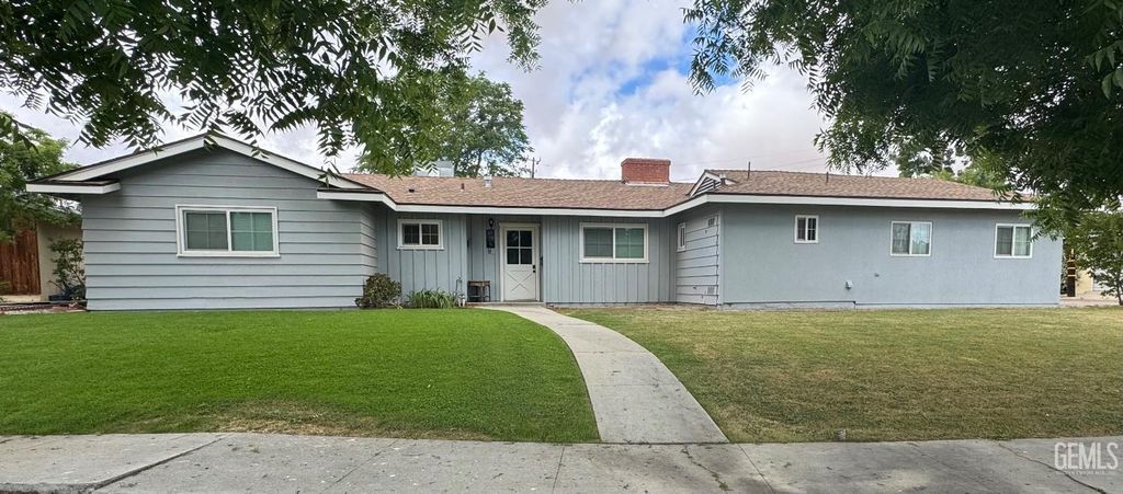 Photo of 905 Bell Avenue, Taft, CA 93268 (MLS # 202603963)