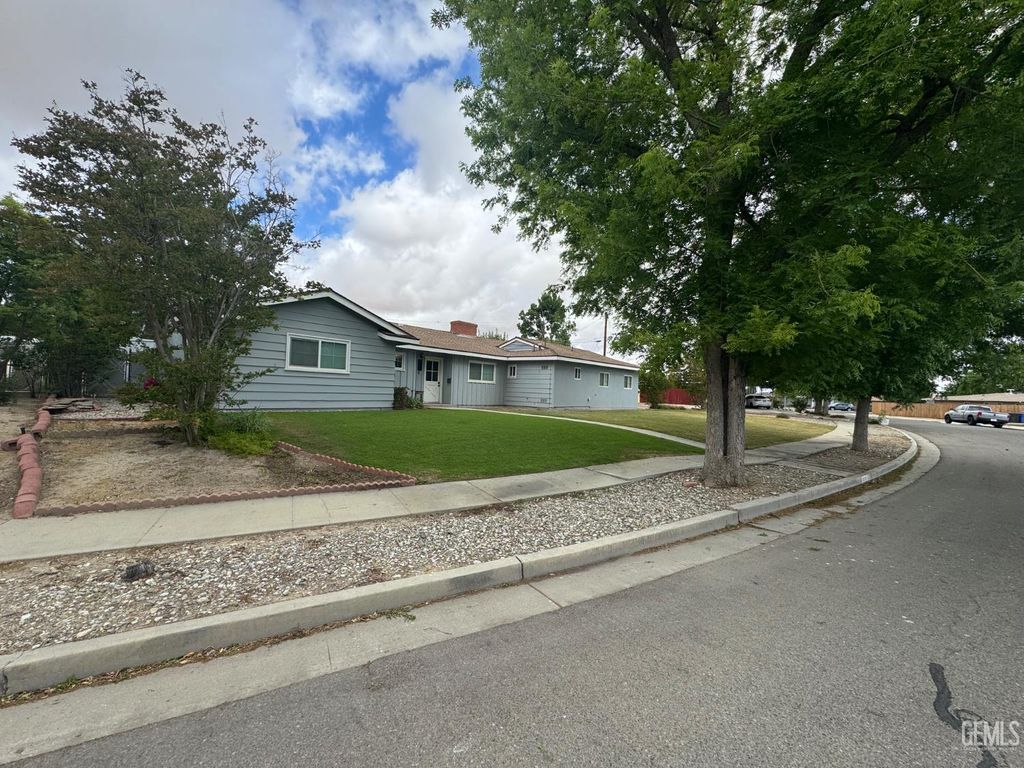 Photo of 905 Bell Avenue, Taft, CA 93268 (MLS # 202603963)