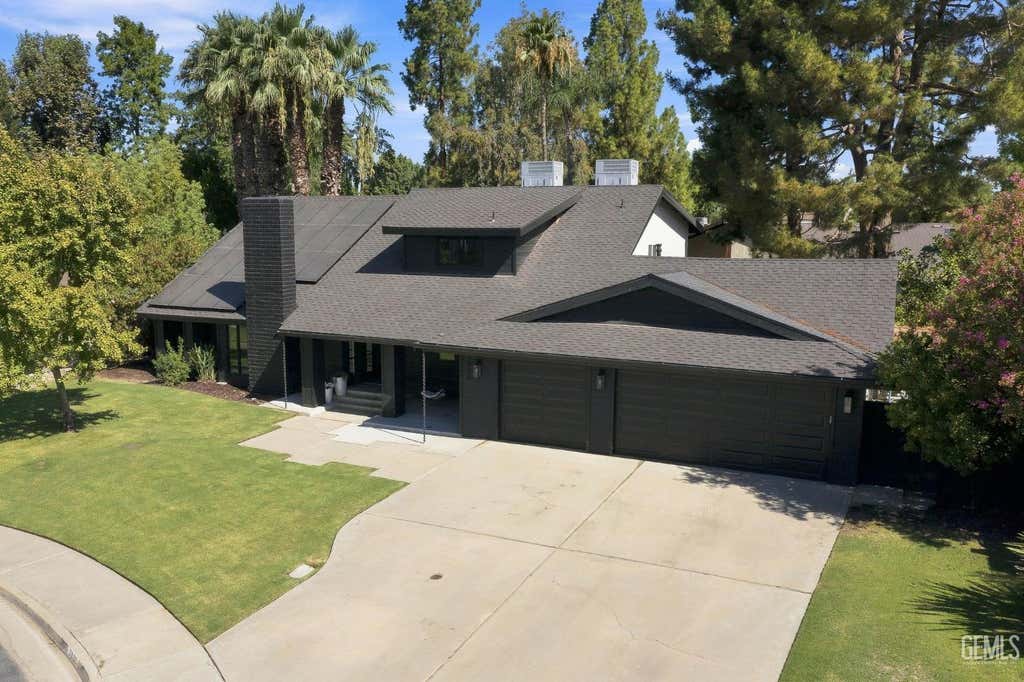 Photo of 7800 De Colores Court, Bakersfield, CA 93309 (MLS # 202609187)