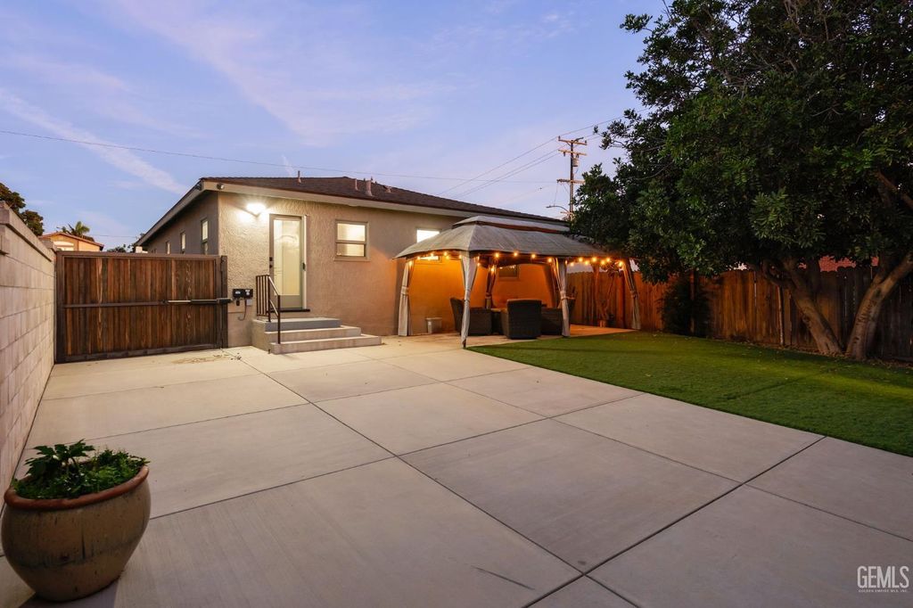 Photo of 215 Coronado Street, Ventura, CA 93001 (MLS # 202600739)