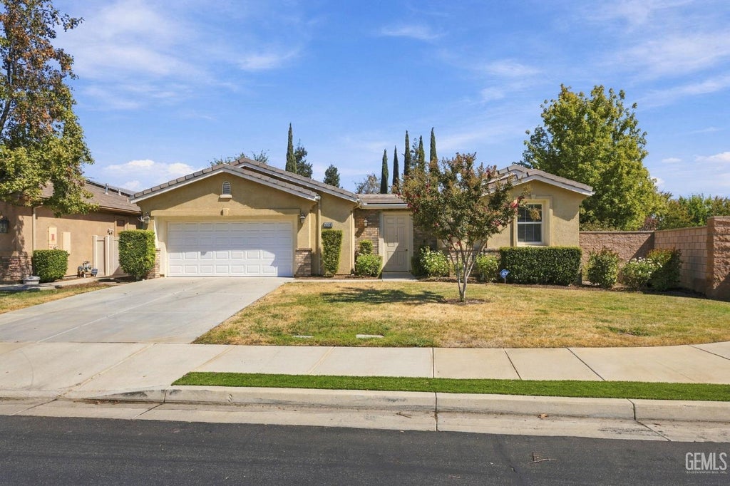 Photo of 10306 Vale Royale Drive, Bakersfield, CA 93306 (MLS # 202610220)