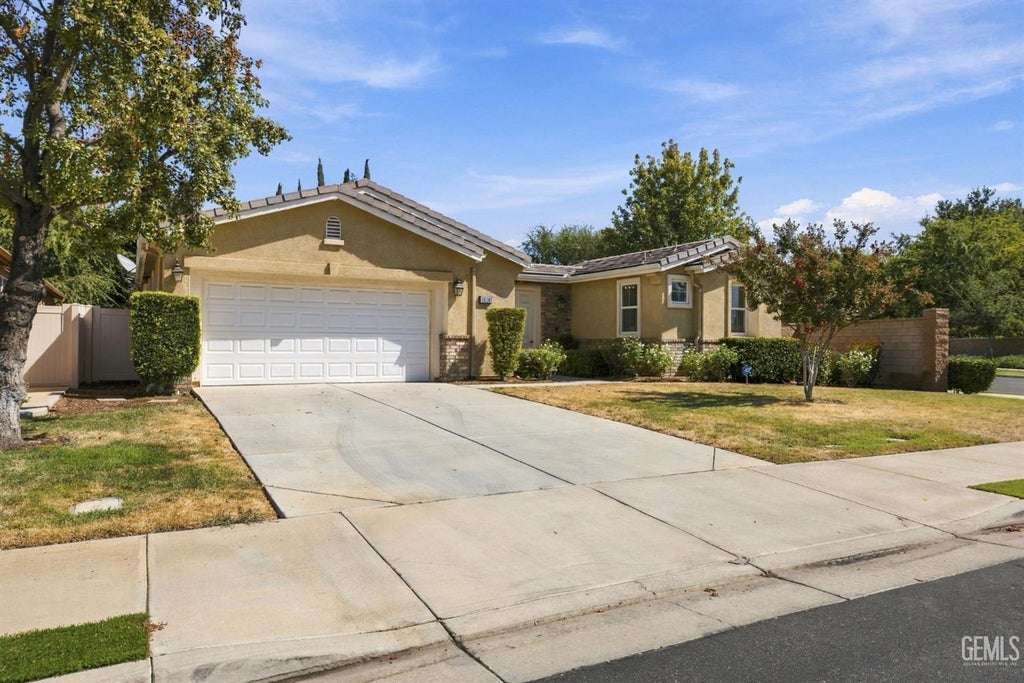 Photo of 10306 Vale Royale Drive, Bakersfield, CA 93306 (MLS # 202610220)