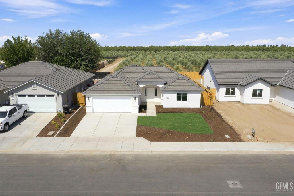 Photo of 609 Lawford Street, Shafter, CA 93263 (MLS # 202608439)