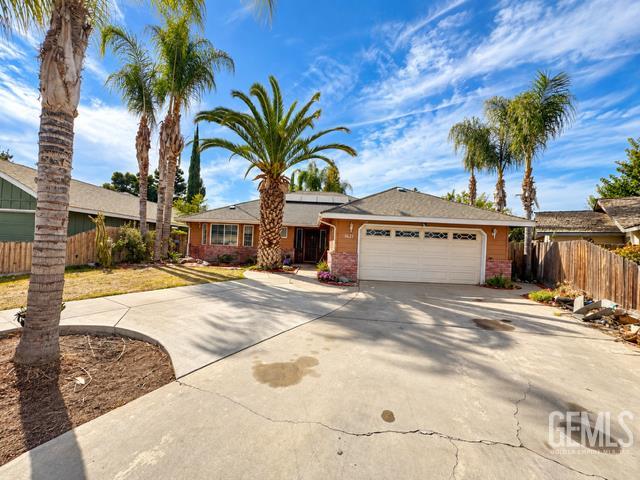 Photo of 1621 N Maple Street, Visalia, CA 93292 (MLS # 202610355)