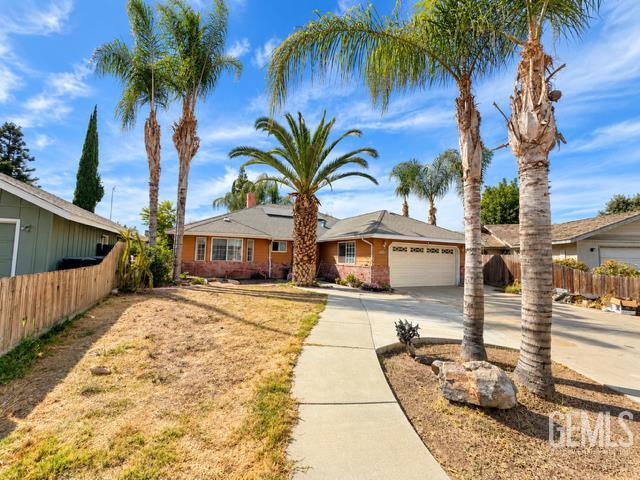 Photo of 1621 N Maple Street, Visalia, CA 93292 (MLS # 202610355)