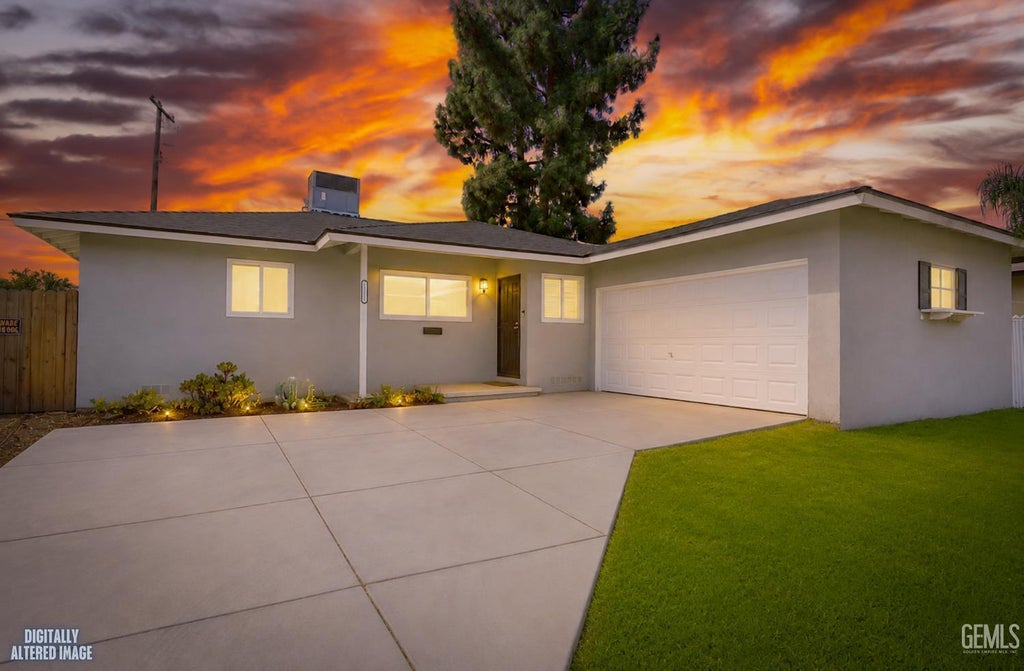 Photo of 1311 Lindsay Drive, Bakersfield, CA 93304 (MLS # 202609330)