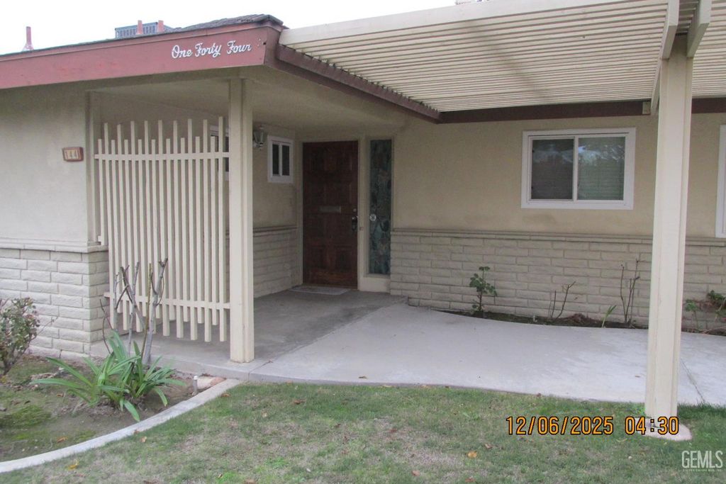 Photo of 144 Glen Oaks Drive, Bakersfield, CA 93309 (MLS # 202513404)