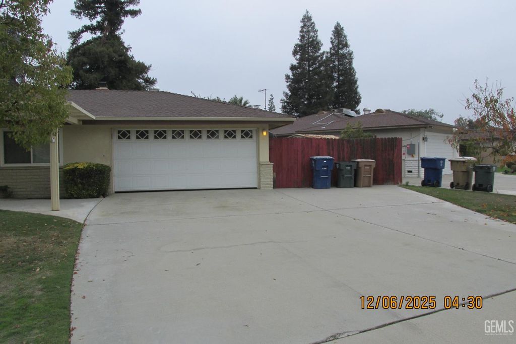 Photo of 144 Glen Oaks Drive, Bakersfield, CA 93309 (MLS # 202513404)
