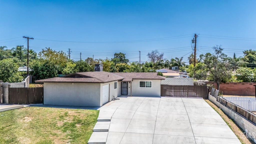 Photo of 921 Hill Street, Bakersfield, CA 93306 (MLS # 202606138)