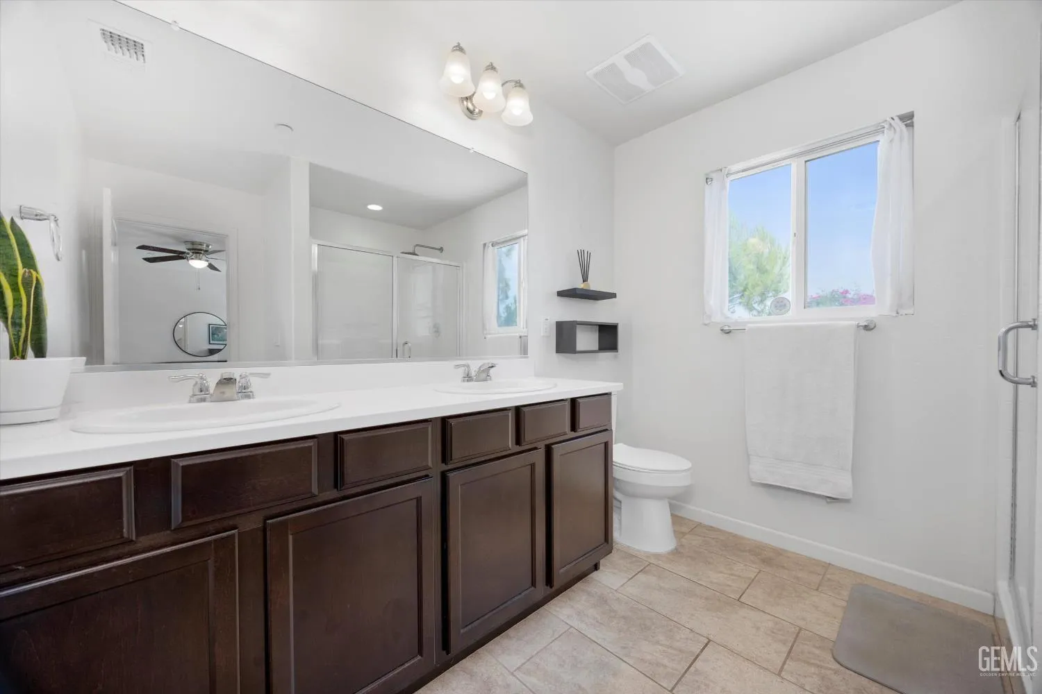 Bakersfield, California 93313, United States, 4 Bedrooms Bedrooms, ,2 BathroomsBathrooms,Residential,Active,146953