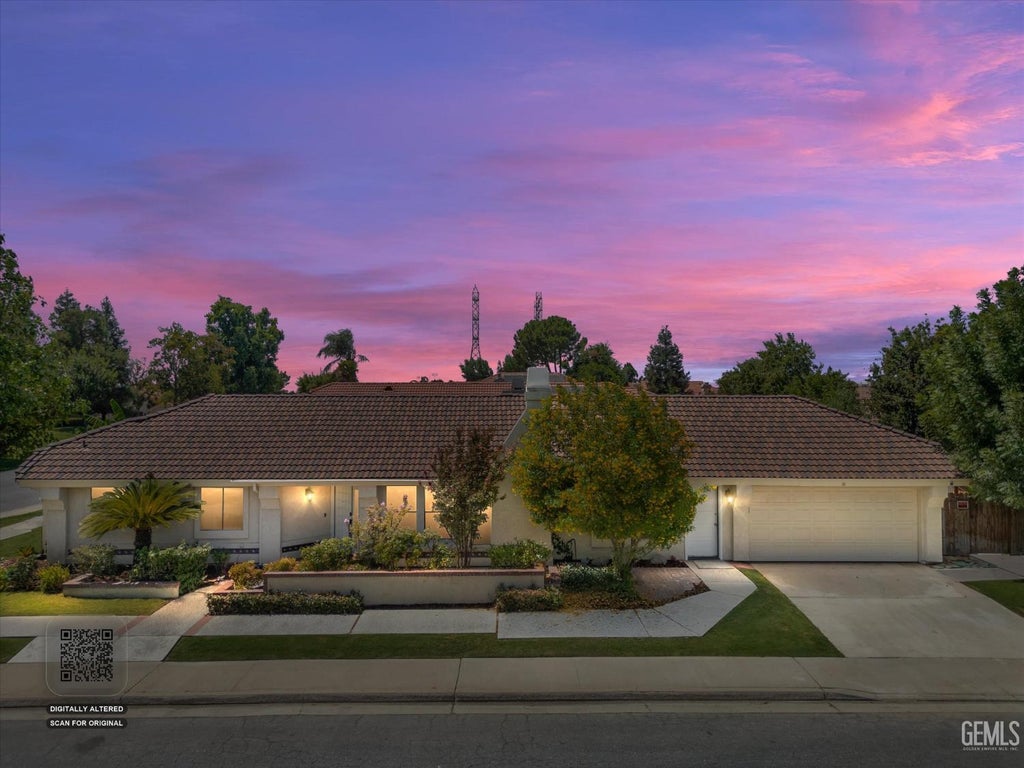Photo of 8112 Chaucer Street, Bakersfield, CA 93311 (MLS # 202608716)