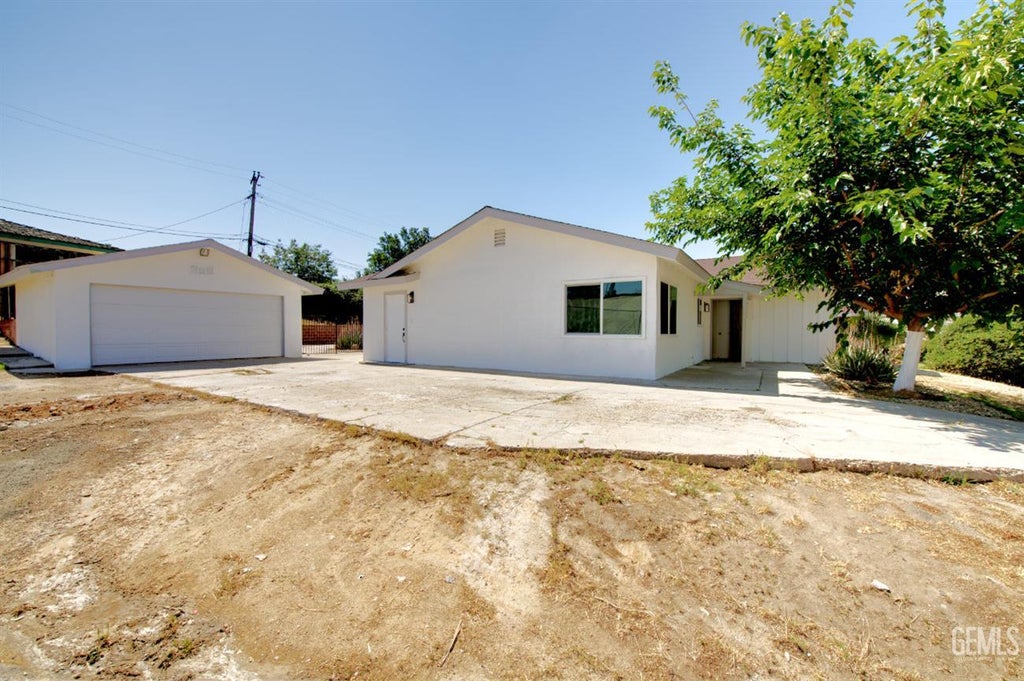 Photo of 2425 Castle Drive, Bakersfield, CA 93306 (MLS # 202607576)