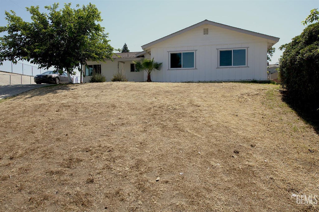 Photo of 2425 Castle Drive, Bakersfield, CA 93306 (MLS # 202607576)