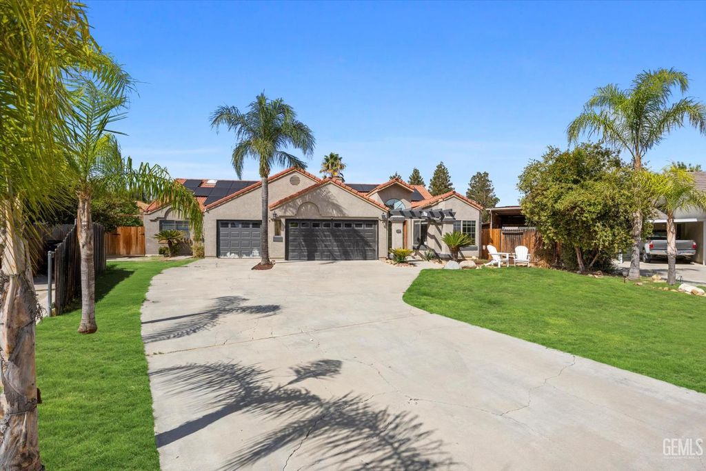 Photo of 6100 Willow Grove Lane, Bakersfield, CA 93306 (MLS # 202511135)