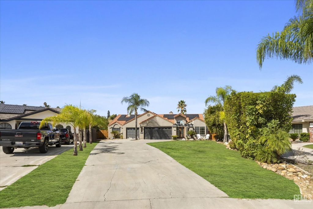 Photo of 6100 Willow Grove Lane, Bakersfield, CA 93306 (MLS # 202511135)