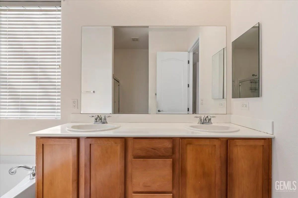 Bakersfield, California 93306, United States, 2 Bedrooms Bedrooms, ,2 BathroomsBathrooms,Residential,Active,4749