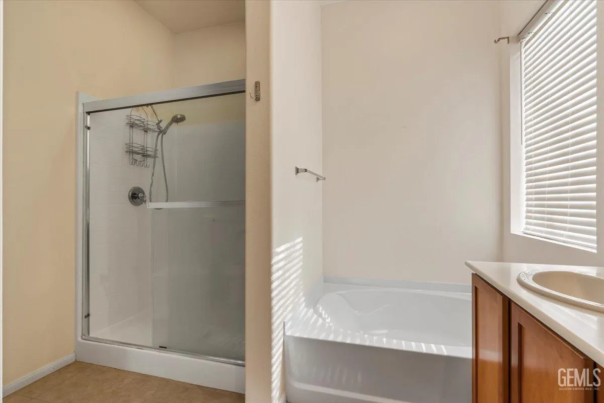 Bakersfield, California 93306, United States, 2 Bedrooms Bedrooms, ,2 BathroomsBathrooms,Residential,Active,4749