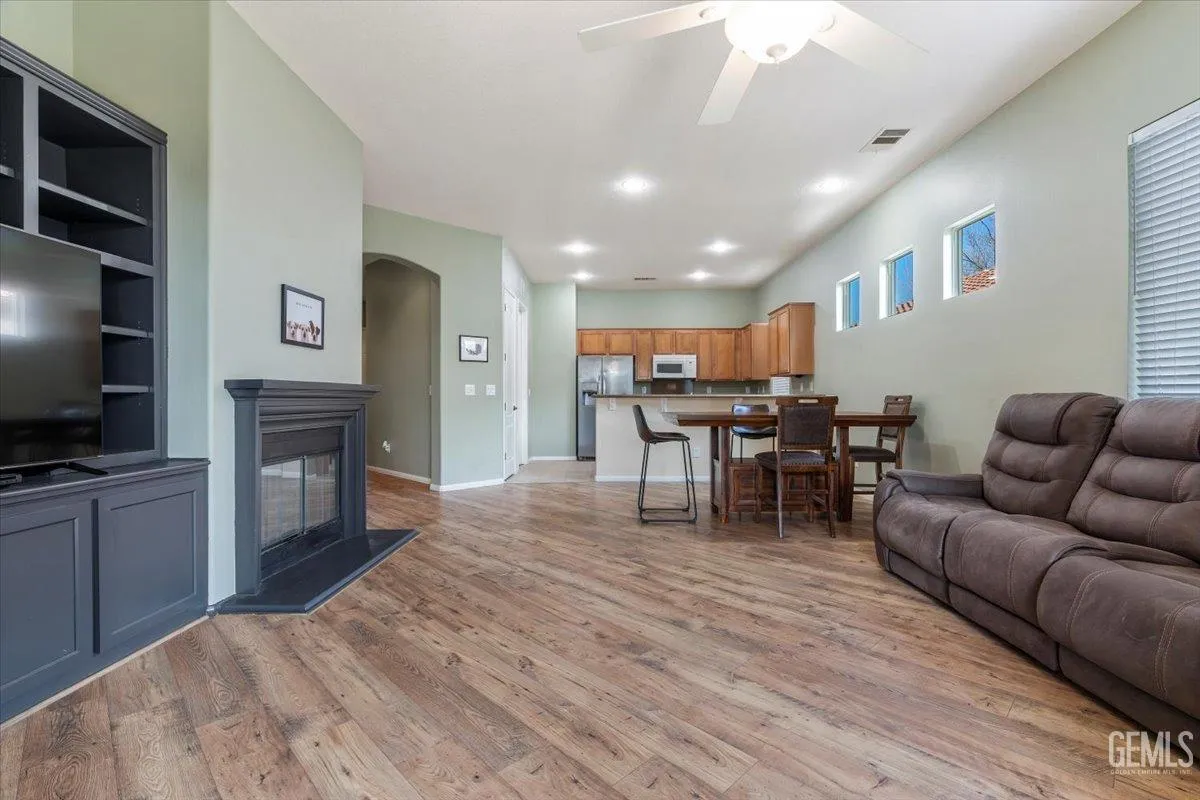 Bakersfield, California 93306, United States, 2 Bedrooms Bedrooms, ,2 BathroomsBathrooms,Residential,Active,4749