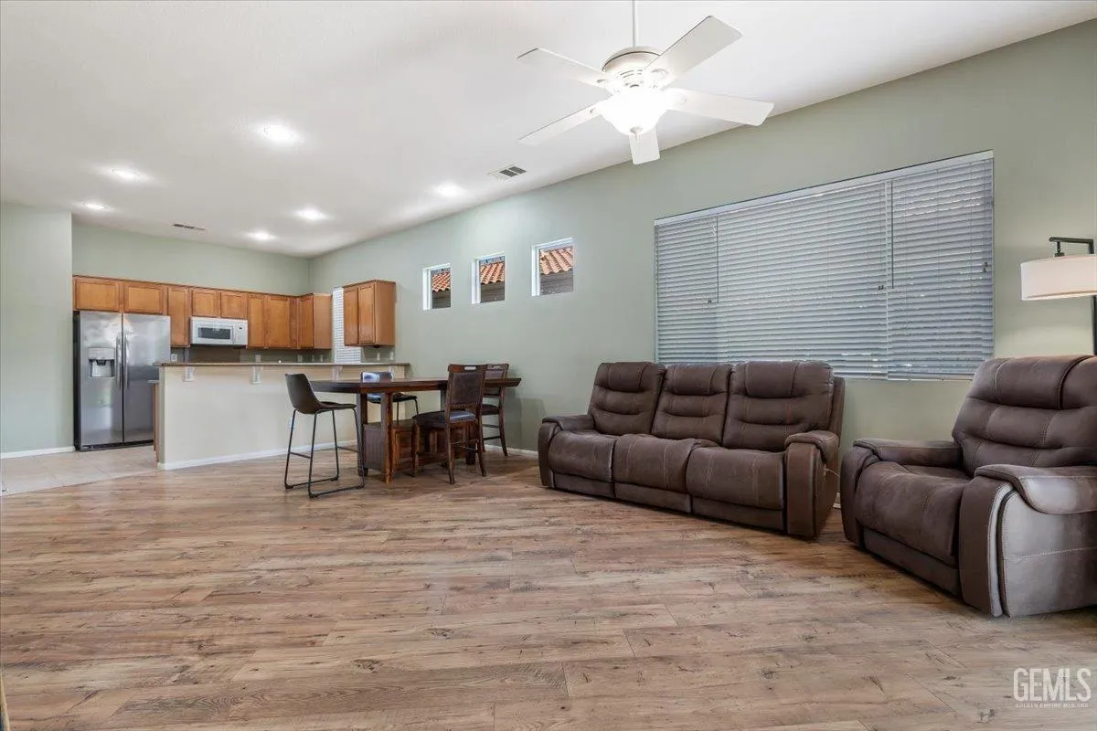 Bakersfield, California 93306, United States, 2 Bedrooms Bedrooms, ,2 BathroomsBathrooms,Residential,Active,4749