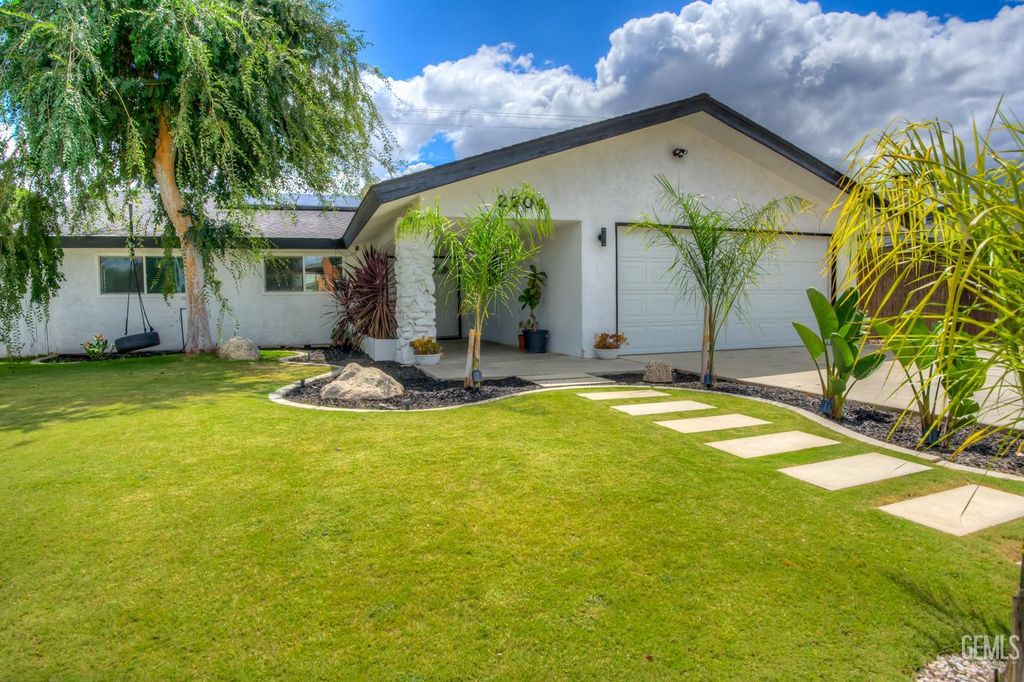 Photo of 2704 Daken Street, Bakersfield, CA 93309 (MLS # 202605982)